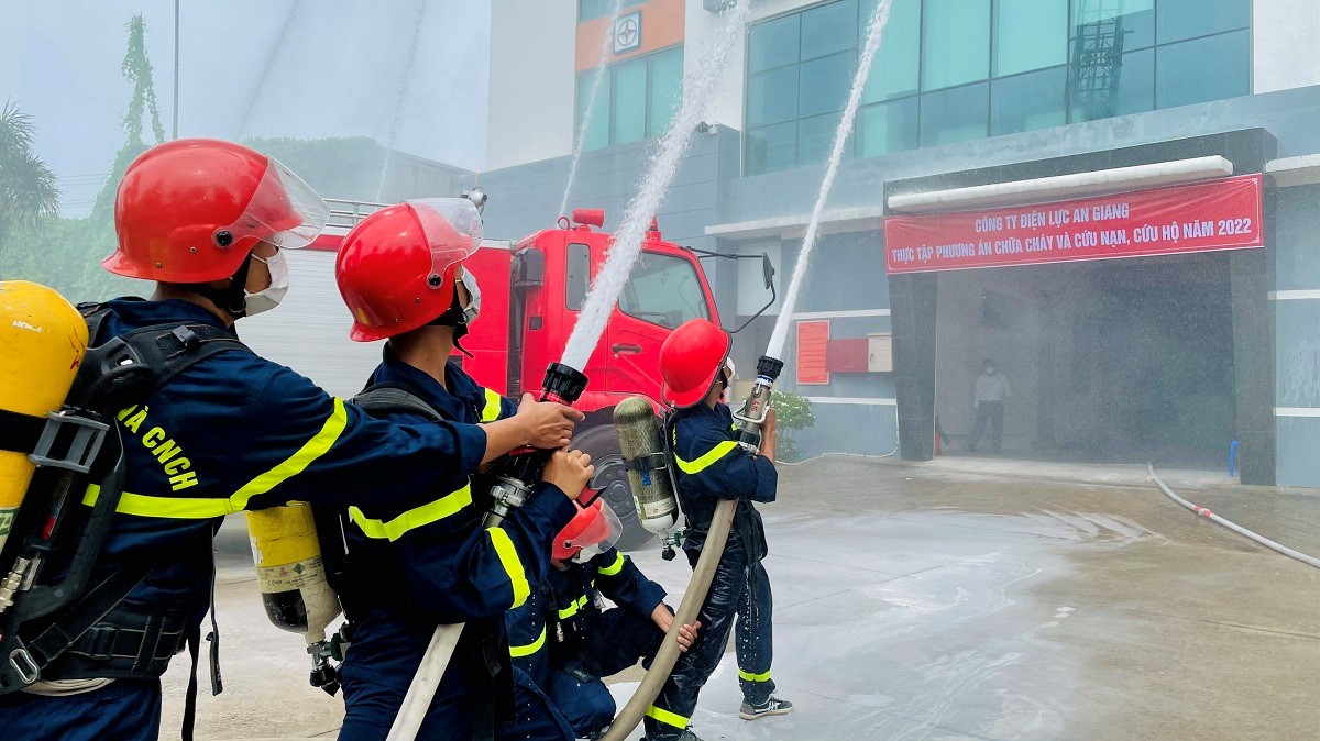 Diễn tập phương án chữa cháy và cứu nạn, cứu hộ tại Công ty Điện lực tỉnh An Giang